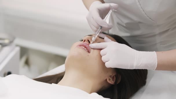 Lekarz Kosmetolog Sprawia Zabieg Powiększania Ust Pięknej Kobiety Salonie Kosmetycznym — Wideo stockowe