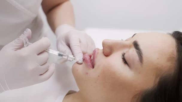 Médico Cosmetólogo Hace Procedimiento Aumento Labios Una Mujer Hermosa Salón — Vídeos de Stock