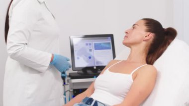 Orta yaşlı, olgun bir kadın cildini temizleme prosedürü uyguluyor. Portre ve sağlıklı çilli doğal kadın yüzü. Estetik, yüz ve cilt kozmetolojisi