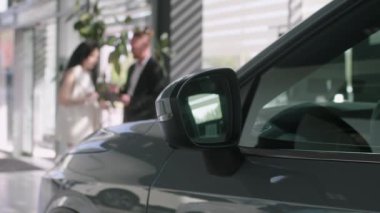 Alıcı galeride yeni bir araba almak için bir anlaşmaya girer. Galeride arabalar, nakliye, kiralama, satış ve satın alma.