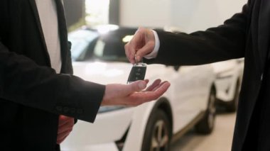 Erkek el araba galerisinde erkek eli için araba anahtarı verir. Tanınmayan bir araba satıcısı ve bir araba alan bir adam el sıkışıyor. Otomobil fuarı ya da kuaför salonunun yeni sahibine anahtar veren satıcı