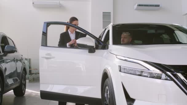 Покупатель Заключает Договор Покупку Нового Автомобиля Автосалоне Мбаппе Шоу Руме — стоковое видео