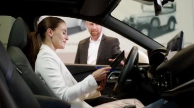 Alıcı galeride yeni bir araba almak için bir anlaşmaya girer. Galeride arabalar, nakliye, kiralama, satış ve satın alma.