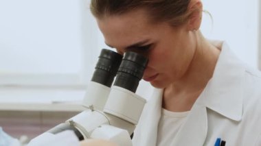 Koloskopi işlemi sırasında jinekoloji ofisinde hasta ve doktor. Bir jinekolog dijital bir koloskop mikroskobuna bakıp kadın hastalıklarını inceliyor. Tıbbi test.