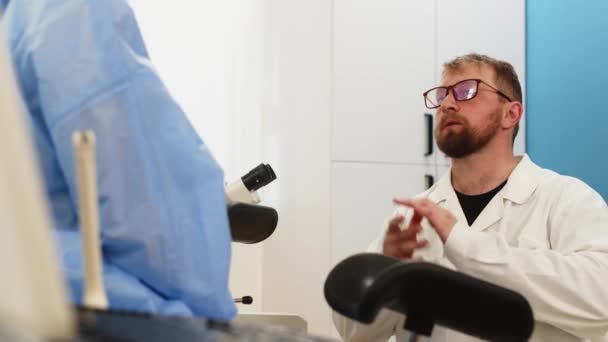 Escritório Ginecológico Hospital Moderno Ginecologista Usa Colposcópio Faz Exames Paciente — Vídeo de Stock