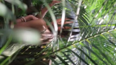 Bali Adası, ormandaki güzel esmer kadın. Endonezya