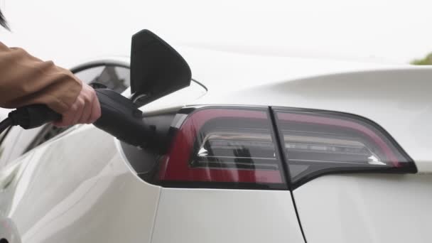 Zbliżenie Ręki Kobiety Ładującej Elektryczny Samochód Otwartej Stacji Ładowania Centrum — Wideo stockowe