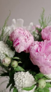Güzel pembe şakayıklar. Çiçek açan şakayık çiçekleri kapanıyor. Düğün geçmişi ve tatil konsepti.