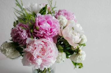 Beyaz arka plan üzerinde güzel peonies.