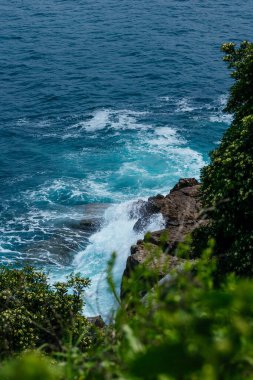 Kayalık sahilde deniz dalgaları