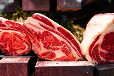 Piyasada taze çiğ biftek.