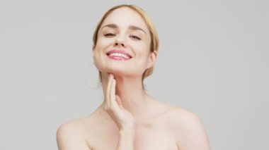 Pürüzsüz ve sağlıklı ciltli güzel bir kadının portresi. Kozmetik, kaplıca ve cilt bakım ürünleri reklam kavramı.