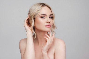 Pürüzsüz ve sağlıklı ciltli güzel bir kadının portresi. Kozmetik, kaplıca ve cilt bakım ürünleri reklam kavramı.