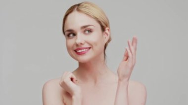 Pürüzsüz ve sağlıklı ciltli güzel bir kadının portresi. Kozmetik, kaplıca ve cilt bakım ürünleri reklam kavramı.