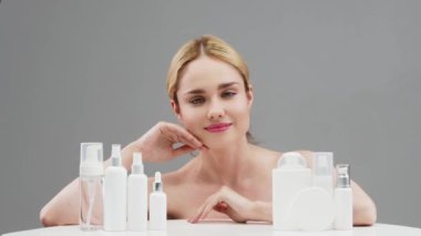 Cilt bakımı, kadın reklamları farklı kozmetik beyaz krem şişeleri, serum, cilt bakımı spreyi. Kozmetik ambalajı. Doğal güzellik ürünü konsepti. Model-up. Reklamcılık, kozmetoloji