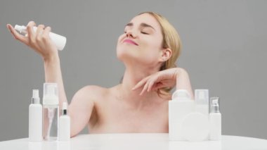 Cilt bakımı, kadın reklamları farklı kozmetik beyaz krem şişeleri, serum, cilt bakımı spreyi. Kozmetik ambalajı. Doğal güzellik ürünü konsepti. Model-up. Reklamcılık, kozmetoloji