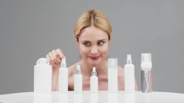 Cilt bakımı, kadın reklamları farklı kozmetik beyaz krem şişeleri, serum, cilt bakımı spreyi. Kozmetik ambalajı. Doğal güzellik ürünü konsepti. Model-up. Reklamcılık, kozmetoloji