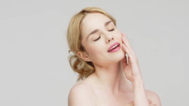 Pürüzsüz ve sağlıklı ciltli güzel bir kadının portresi. Kozmetik, kaplıca ve cilt bakım ürünleri reklam kavramı.