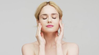 Pürüzsüz ve sağlıklı ciltli güzel bir kadının portresi. Kozmetik, kaplıca ve cilt bakım ürünleri reklam kavramı.