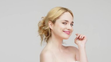 Pürüzsüz ve sağlıklı ciltli güzel bir kadının portresi. Kozmetik, kaplıca ve cilt bakım ürünleri reklam kavramı.