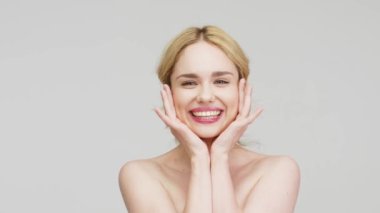Pürüzsüz ve sağlıklı ciltli güzel bir kadının portresi. Kozmetik, kaplıca ve cilt bakım ürünleri reklam kavramı.