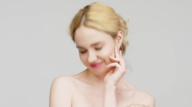 Pürüzsüz ve sağlıklı ciltli güzel bir kadının portresi. Kozmetik, kaplıca ve cilt bakım ürünleri reklam kavramı.