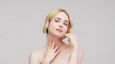 Pürüzsüz ve sağlıklı ciltli güzel bir kadının portresi. Kozmetik, kaplıca ve cilt bakım ürünleri reklam kavramı.