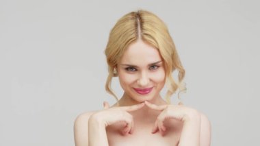 Pürüzsüz ve sağlıklı ciltli güzel bir kadının portresi. Kozmetik, kaplıca ve cilt bakım ürünleri reklam kavramı.