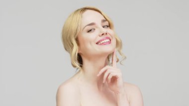 Pürüzsüz ve sağlıklı ciltli güzel bir kadının portresi. Kozmetik, kaplıca ve cilt bakım ürünleri reklam kavramı.