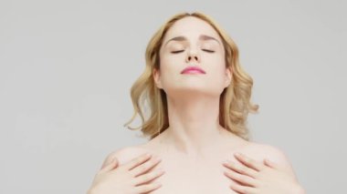 Pürüzsüz ve sağlıklı ciltli güzel bir kadının portresi. Kozmetik, kaplıca ve cilt bakım ürünleri reklam kavramı.