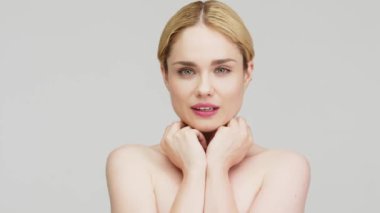 Pürüzsüz ve sağlıklı ciltli güzel bir kadının portresi. Kozmetik, kaplıca ve cilt bakım ürünleri reklam kavramı.