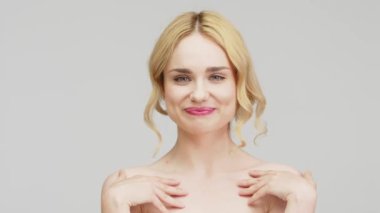 Pürüzsüz ve sağlıklı ciltli güzel bir kadının portresi. Kozmetik, kaplıca ve cilt bakım ürünleri reklam kavramı.