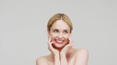 Pürüzsüz ve sağlıklı ciltli güzel bir kadının portresi. Kozmetik, kaplıca ve cilt bakım ürünleri reklam kavramı.