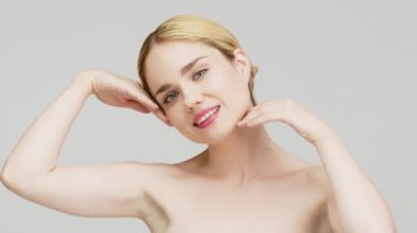 Pürüzsüz ve sağlıklı ciltli güzel bir kadının portresi. Kozmetik, kaplıca ve cilt bakım ürünleri reklam kavramı.