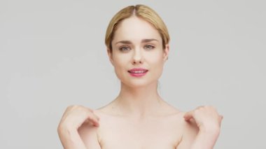 Pürüzsüz ve sağlıklı ciltli güzel bir kadının portresi. Kozmetik, kaplıca ve cilt bakım ürünleri reklam kavramı.