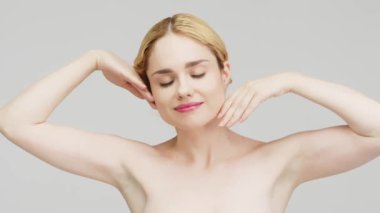 Pürüzsüz ve sağlıklı ciltli güzel bir kadının portresi. Kozmetik, kaplıca ve cilt bakım ürünleri reklam kavramı.