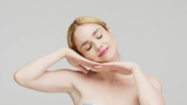 Pürüzsüz ve sağlıklı ciltli güzel bir kadının portresi. Kozmetik, kaplıca ve cilt bakım ürünleri reklam kavramı.