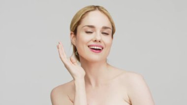 Pürüzsüz ve sağlıklı ciltli güzel bir kadının portresi. Kozmetik, kaplıca ve cilt bakım ürünleri reklam kavramı.