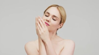 Pürüzsüz ve sağlıklı ciltli güzel bir kadının portresi. Kozmetik, kaplıca ve cilt bakım ürünleri reklam kavramı.