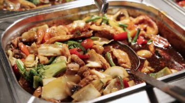 Çin yemeği, kızarmış tavuk, sebze, kızarmış erişte.