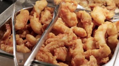 Markette kızarmış karides.