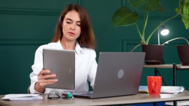 Orta yaşlı bir iş kadını, başarılı bir yönetmen, modern ofisinde çalışıyor. Liderlik, başarı ve profesyonel başarı temaları için mükemmel..