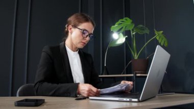 Orta yaşlı bir iş kadını, başarılı bir yönetmen, modern ofisinde çalışıyor. Liderlik, başarı ve profesyonel başarı temaları için mükemmel..