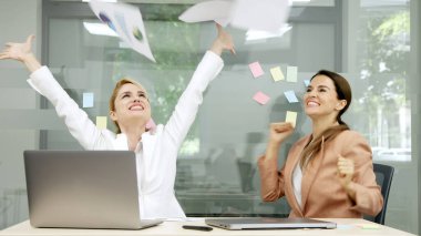 Modern bir ofisteki meslektaşlar anlaşma onayı ya da ikramiye bildirimi aldıktan sonra bilgisayarlarında performans ödülü gibi bir şey kutluyorlar. İş başarısını ve heyecanı gözler önüne sermek için mükemmel..