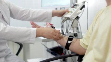 Hasta sinir aktivitesini test etmek için elektromiyografi. Sinir ve kas sorunlarını tespit etmek için modern bir tıbbi test. Profesyonel tanı koymak için mükemmel..