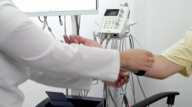 Hasta sinir aktivitesini test etmek için elektromiyografi. Sinir ve kas sorunlarını tespit etmek için modern bir tıbbi test. Profesyonel tanı koymak için mükemmel..