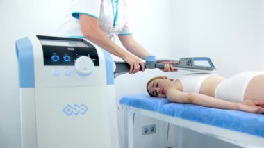 Kas gevşemesi için SIS terapisi. Omzundaki yaraları iyileştirmek için elektromanyetik süper tümevarımsal sistem kullanıyor. Bir fizyoterapist ileri elektromanyetik terapi uygular. Sırt ağrısı için son teknoloji aletler kullanılır.. 