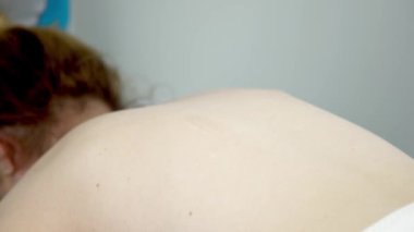 Genç bir kadının vücuduna masaj yapan masörün yakın çekimi. Sağlık ve kilo verme programı. 