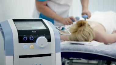 Fizyoterapist etkili ağrı kesici için TR-THERAPY tıbbi ekipmanı kullanıyor. Gelişmiş tedavi yöntemlerini ve modern fizyoterapi tekniklerini sergilemek için ideal..