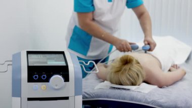 Fizyoterapist etkili ağrı kesici için TR-THERAPY tıbbi ekipmanı kullanıyor. Gelişmiş tedavi yöntemlerini ve modern fizyoterapi tekniklerini sergilemek için ideal..